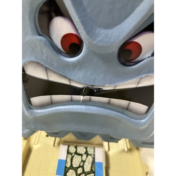 Hot Wheels Mario Kart Thwomp Ruins Track w/ Red Yoshi Car & Shy Guy Car - Picture 3 of 8